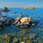 Vue spectaculaire de rochers entourés par une mer turquoise à la plage de Palombaggia. Campings en Corse du sud