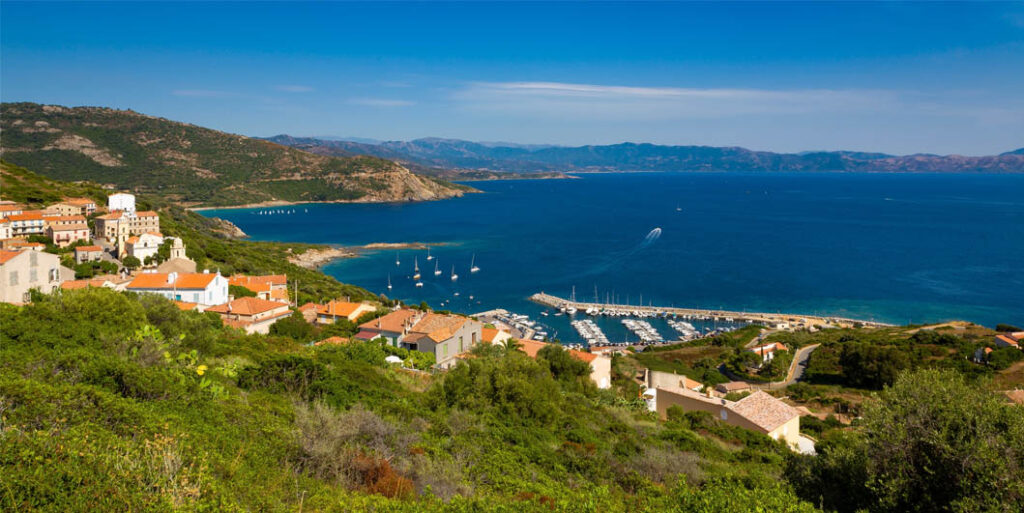 Quel est le meilleur site pour trouver un camping en Corse