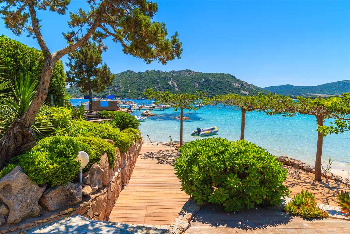 Vacances en Corse : Comment trouver un camping pas cher sans sacrifier le confort ?