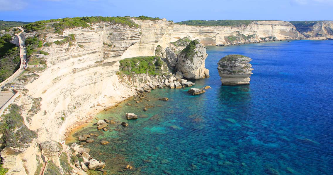 Vacances en Corse : Comment trouver un camping pas cher sans sacrifier le confort ?