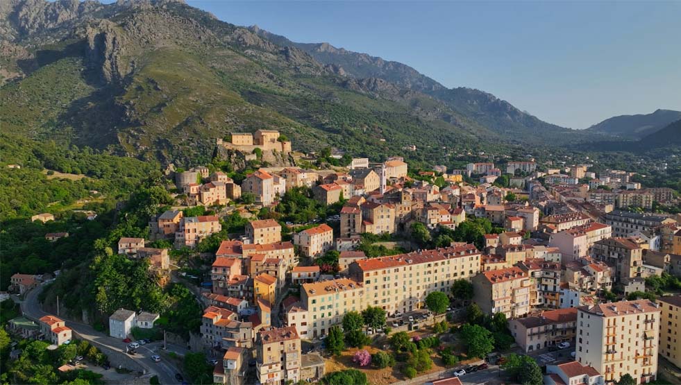 Vacances en Corse : Comment trouver un camping pas cher sans sacrifier le confort ?